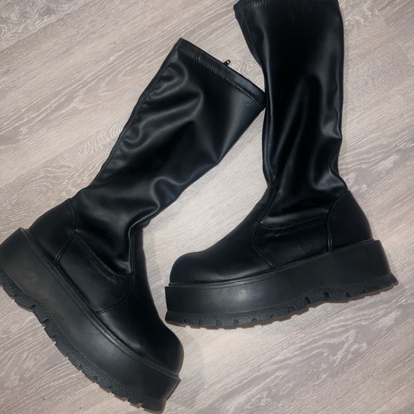 Demonia Slacker-200 - Picture 2 of 6